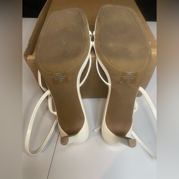Preloved Unisa Women’s‎ White Strappy Heeled Sandals size 8 - Picture 3 of 3
